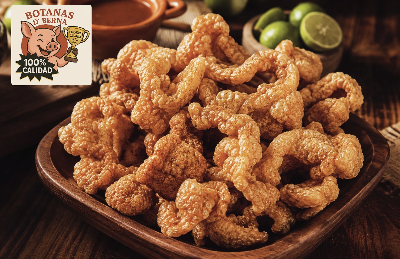 Chicharrón de cerdo dorado servido en plato